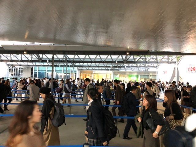渋谷スクランブル建物に入るのに60分！？と言ってます。
ひたすらグネグネ行進中