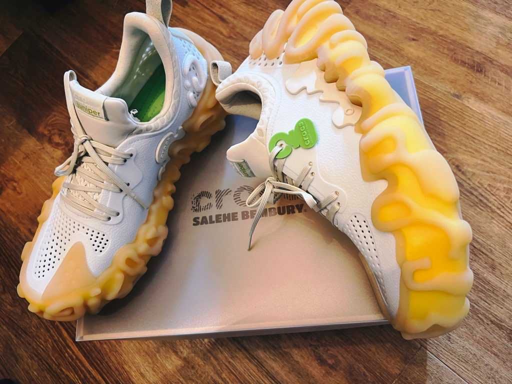 crocs 
salehebembury x juniper Tahini
