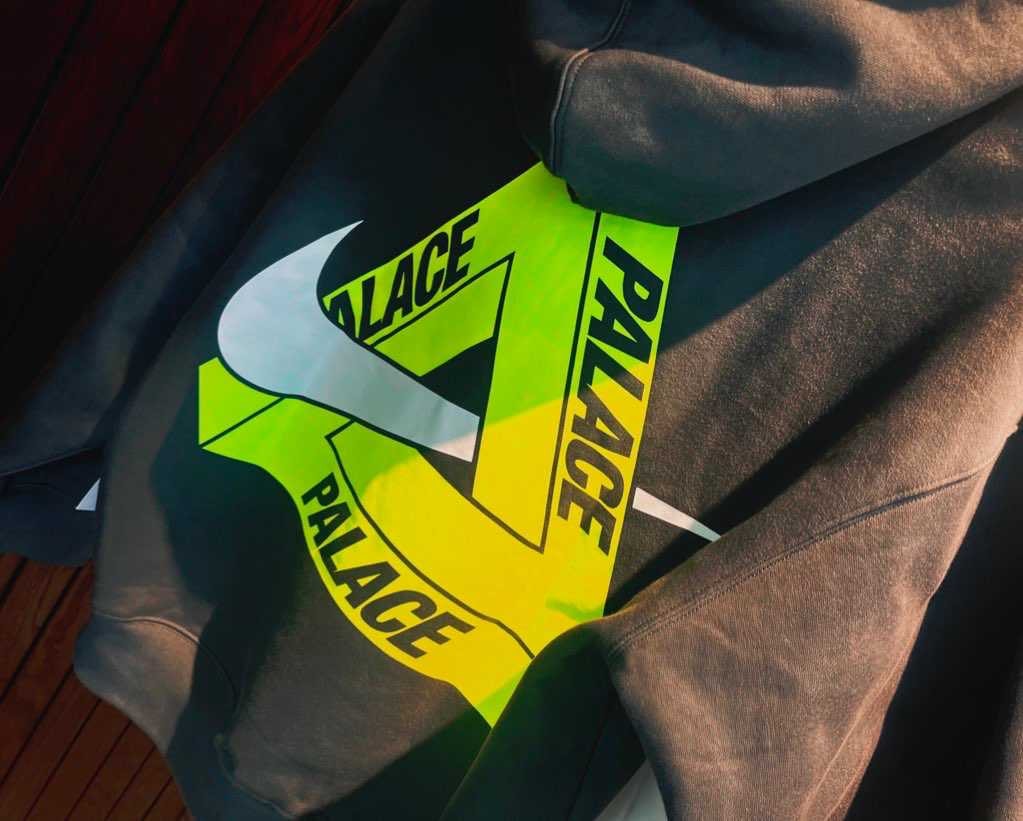 原宿店 始発から並び7時間半でスウェットとフーディー買えた 並びちょっと後ろの人