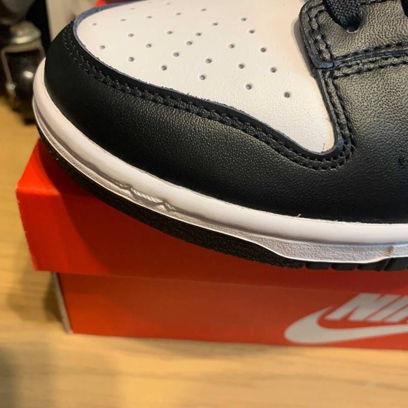 ナイキクオリティよくないのは知ってたけど紐くらいはちゃんと貼ってくれない？汚れも