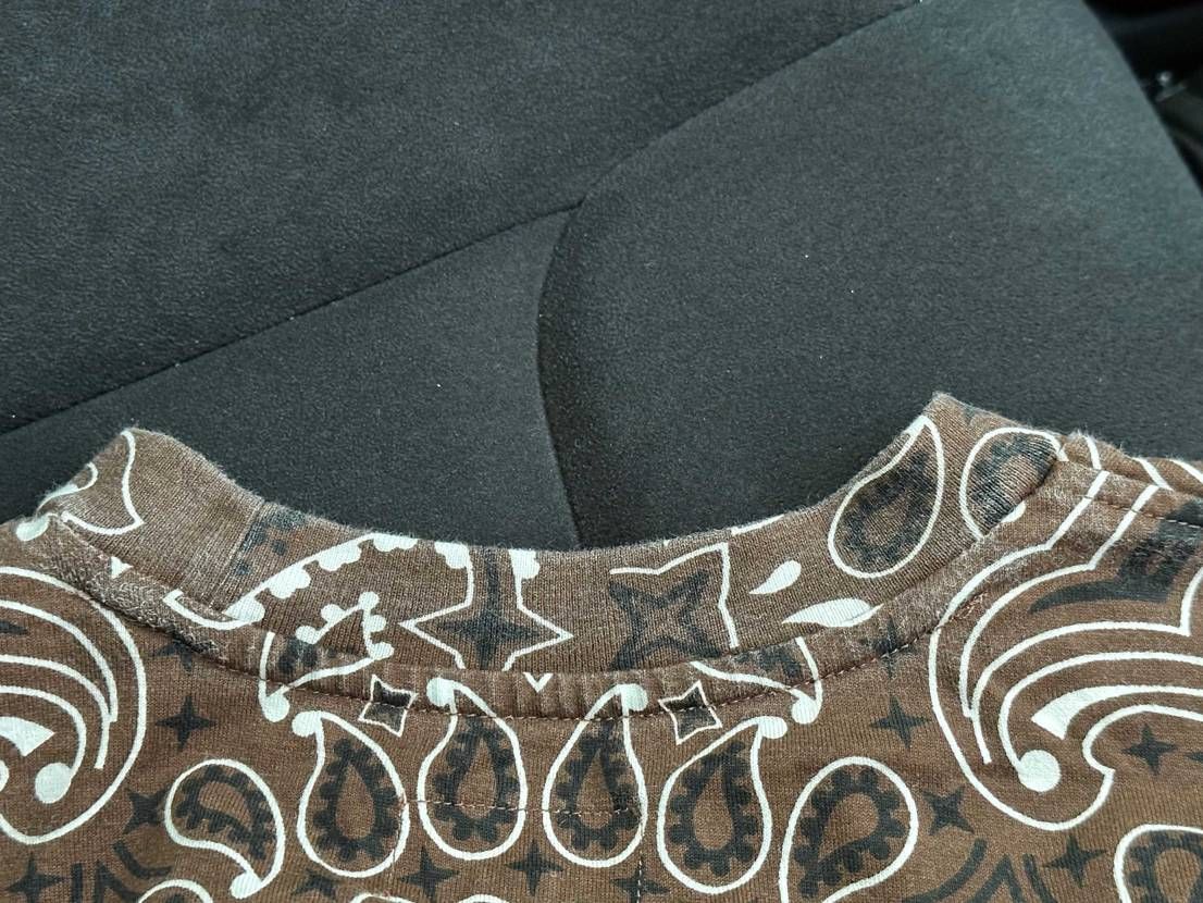 中古で試着のみで買ったTシャツ、カビ生えてるし😔写真を見て綺麗な状態を想定して買