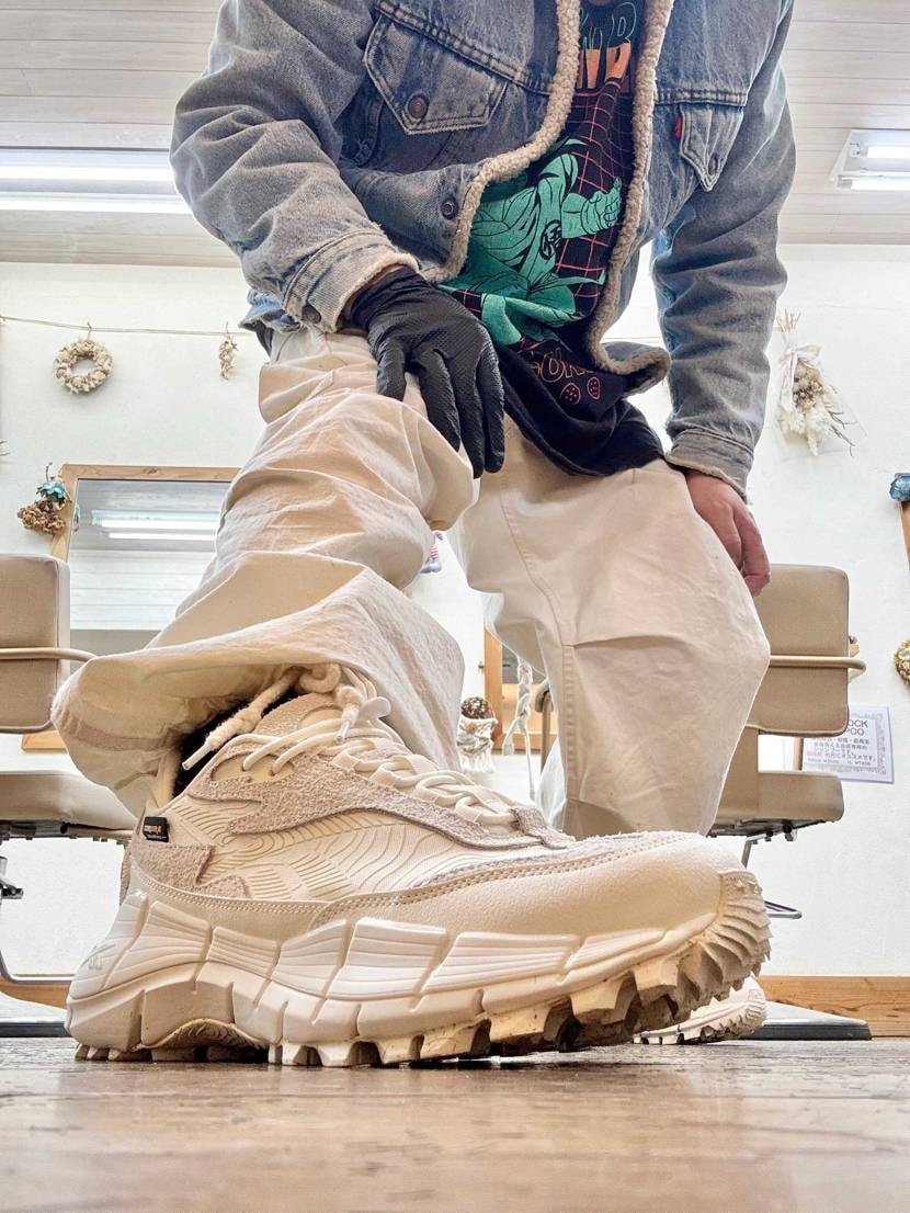 どのアウターにも合わせ易くて最高！
チョークの色が良いホワイトで合わせ易いよね