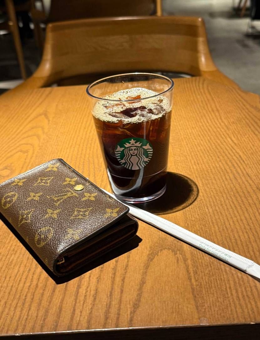 ご飯食べてからのスタバ☕️ファイアレッドは履きやすいから最高