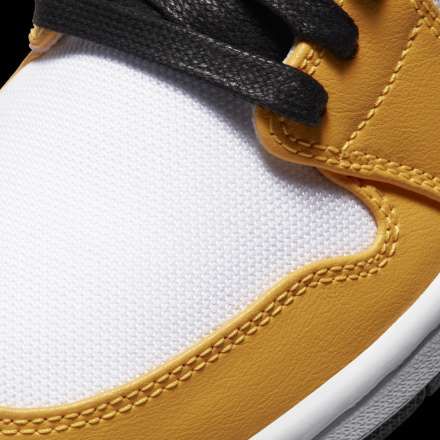 白の部分はレザーじゃなくて、メッシュ素材？夏仕様って感じなんですかね。レザーのほ