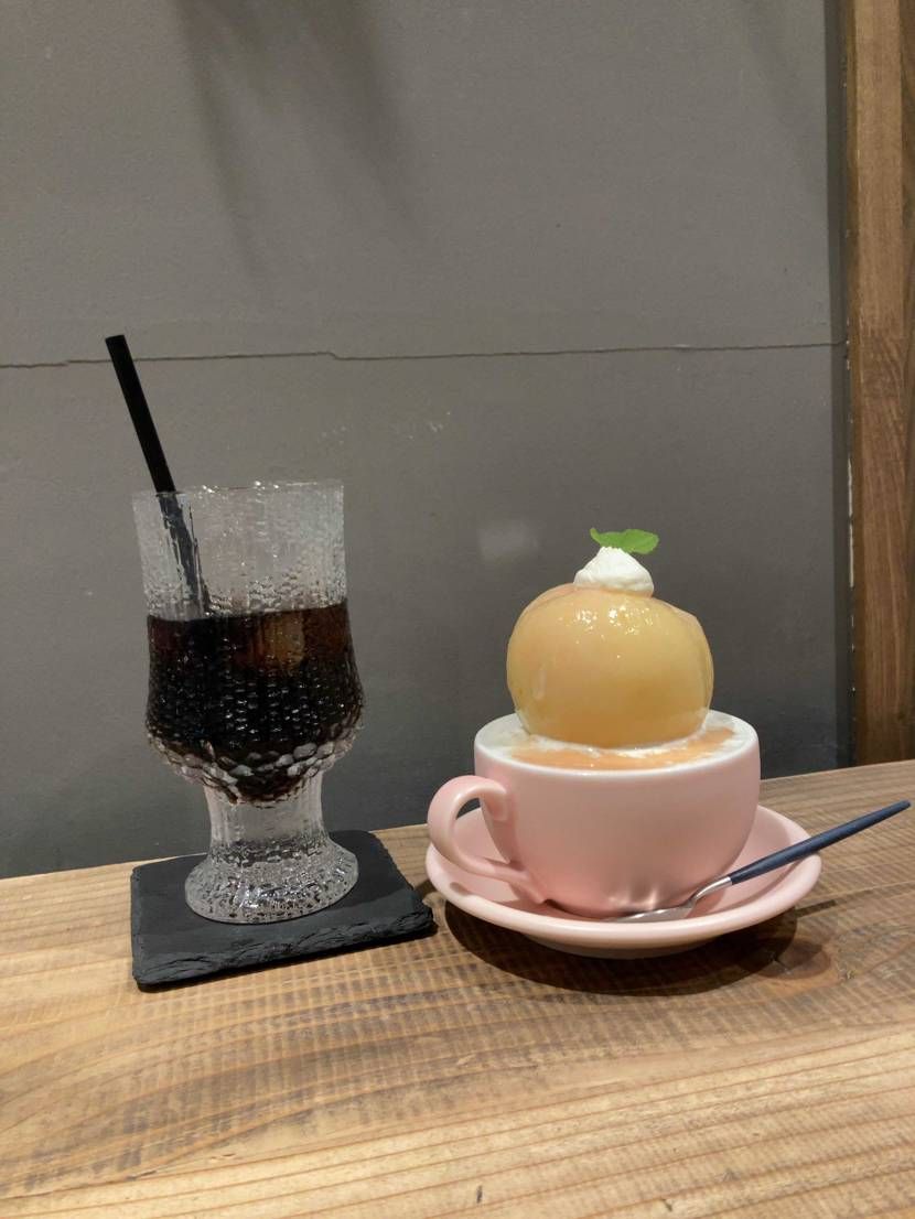 今日もカフェに。

桃が旬みたいです😆

久々にこいつ履きました◉