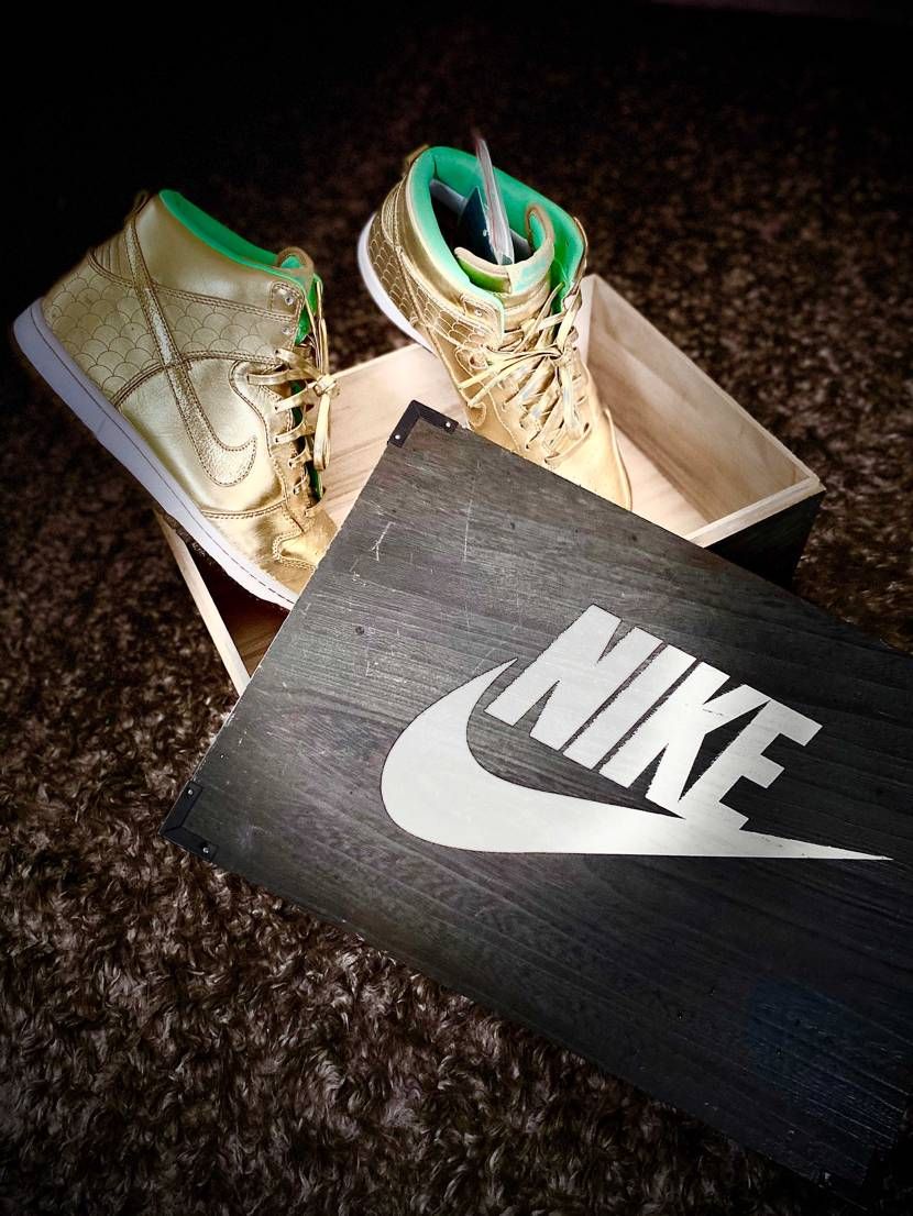 ご当地ダンクのシャチホコです！　なかなか履ける配色ではないですが高級感ある木箱の