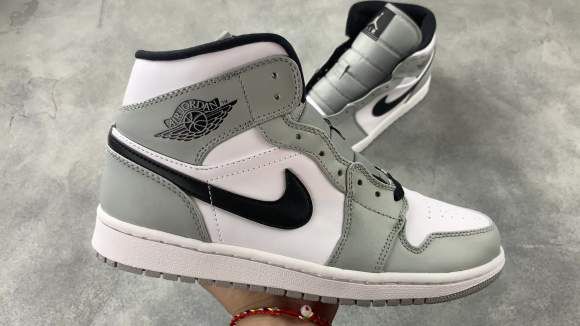 この色の靴は今年一番人気がありますか？