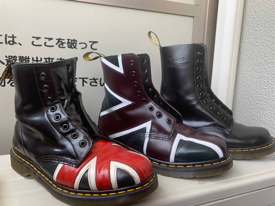 場違いシリーズその2
朝から久しぶりにマーチンの、メンテナンスしてました。革が
