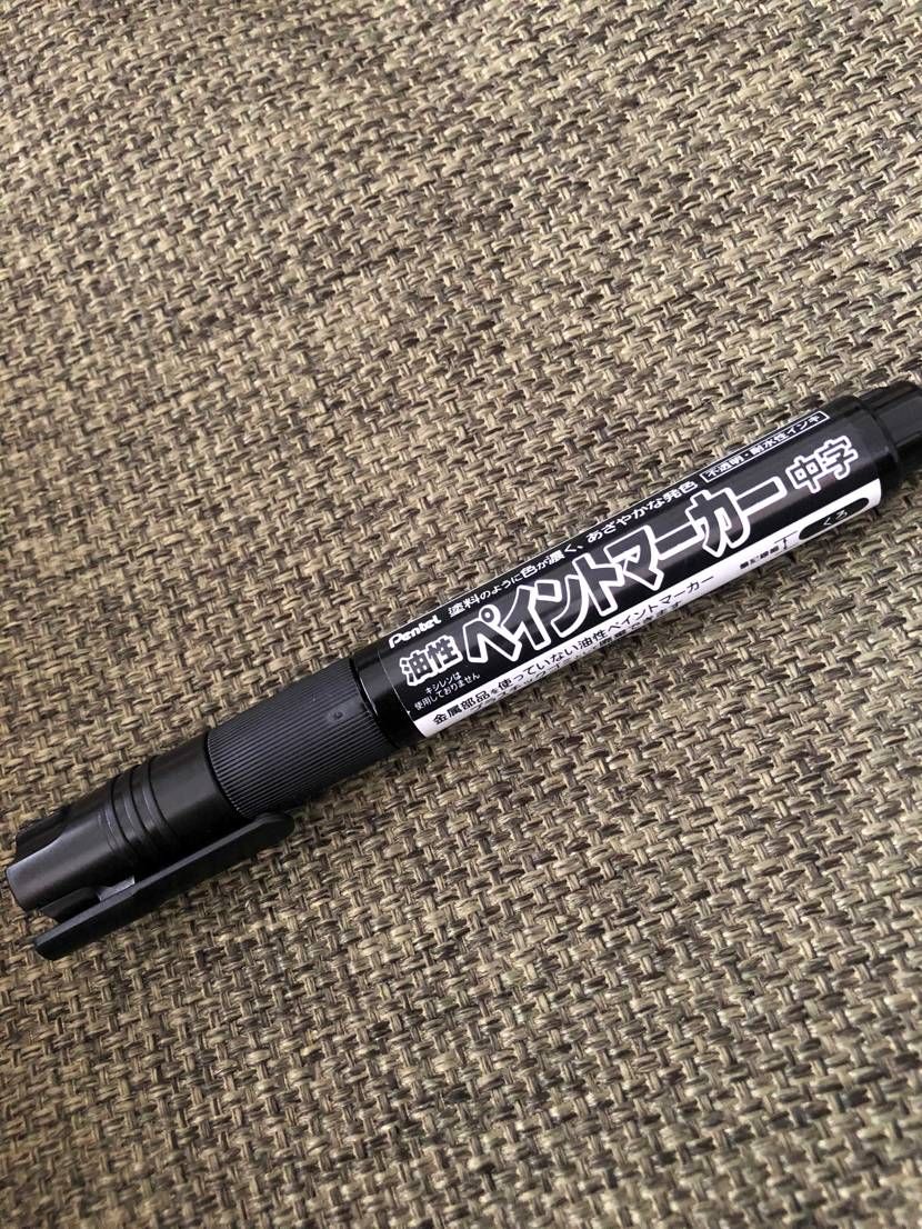 何かバランス悪く思えたのでミッドソールの文字を黒色にペイント