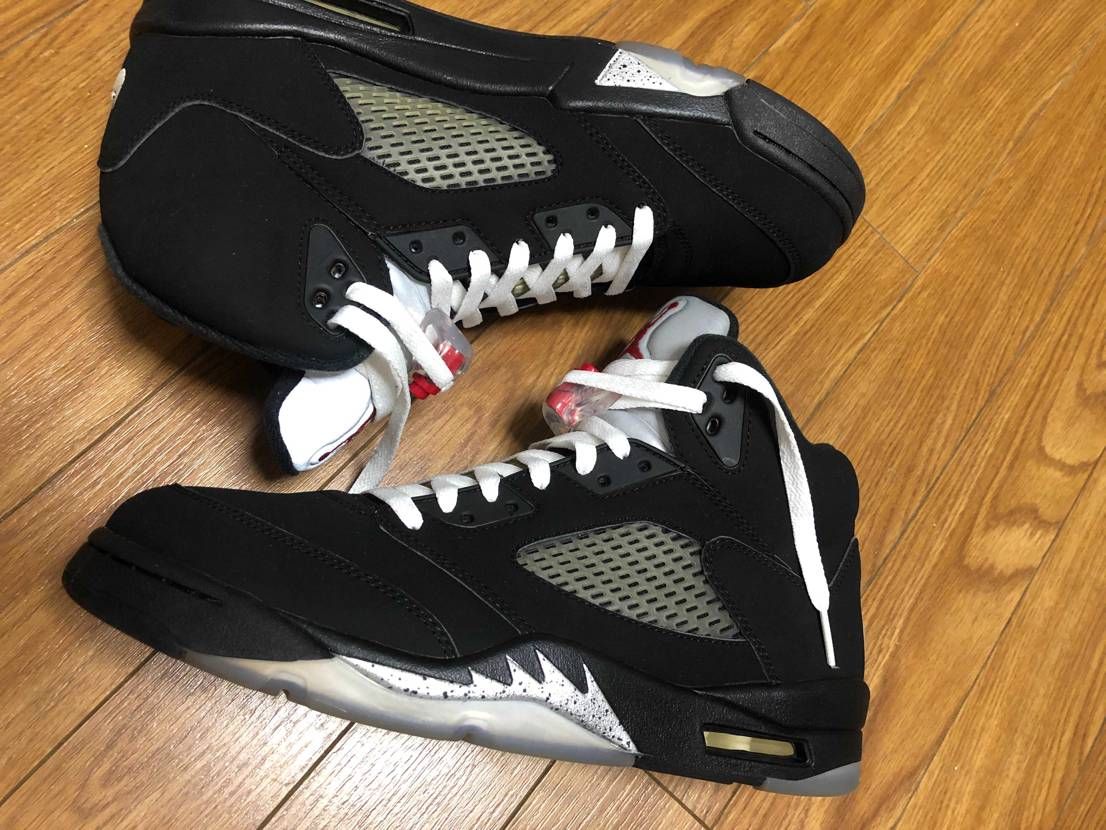 いい感じに黄ばんでる
シューレースはもちろん白