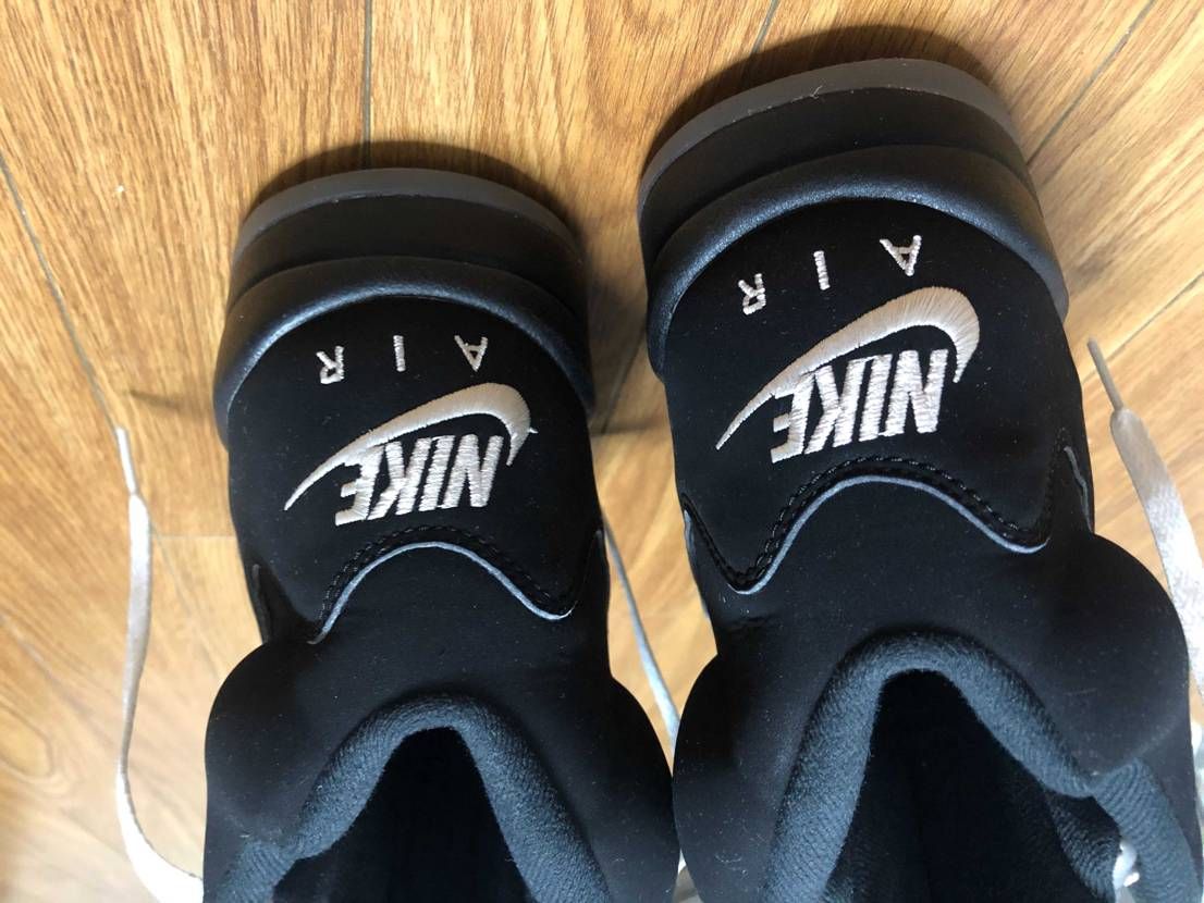 いい感じに黄ばんでる
シューレースはもちろん白