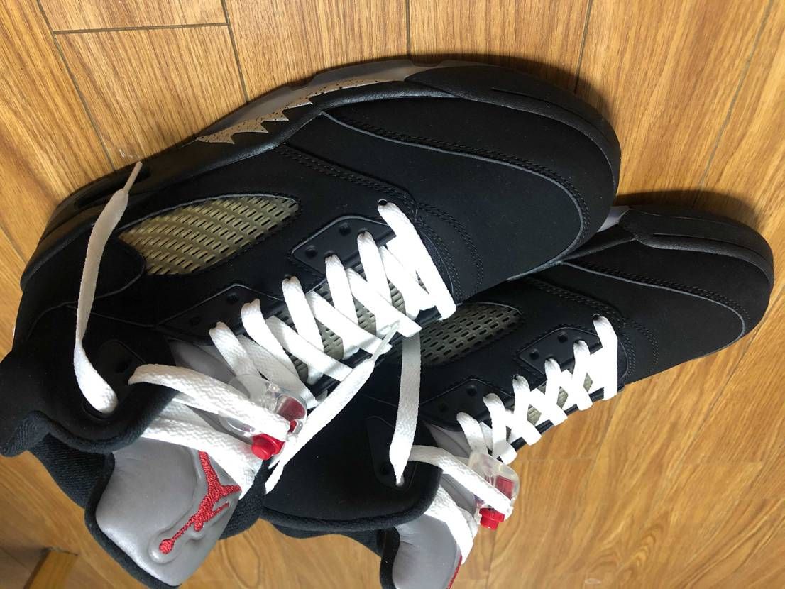 いい感じに黄ばんでる
シューレースはもちろん白