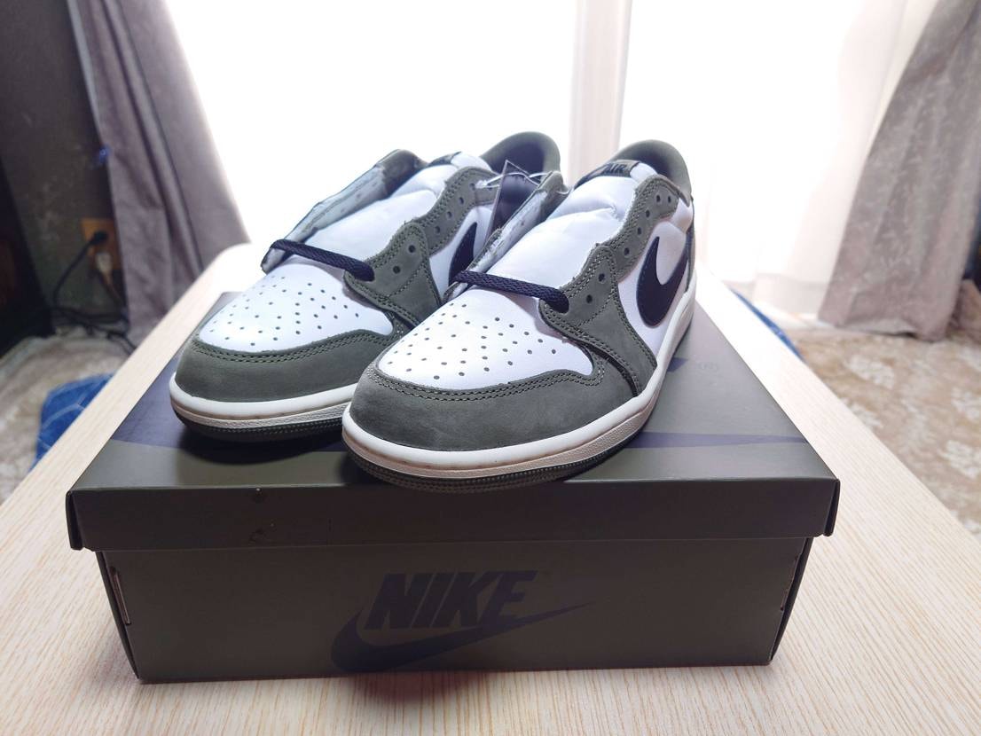 実物のオリーブ良いです！これは買って正解です。

ただ、ソールの歪み有りまし