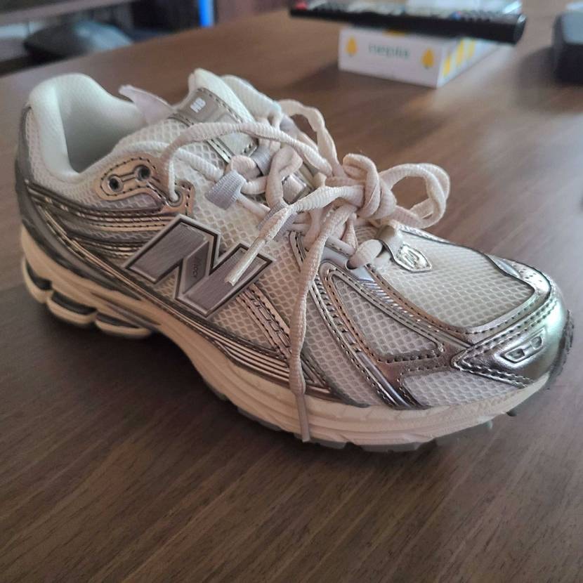 彼女へのクリスマスプレゼントで購入！
基本はシャンパンゴールドでメッシュやミッ