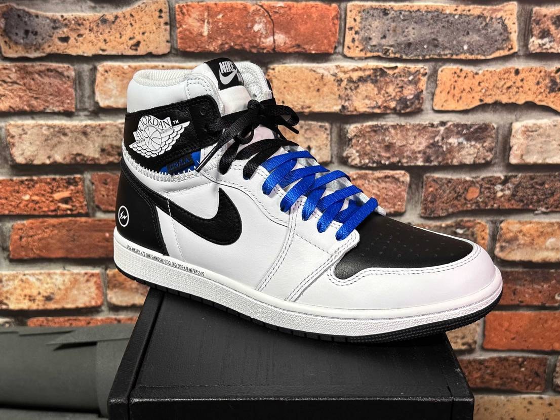 ヒモを通した投稿が少ないのでヒモ4種類を全て通した画像投下しときます。ちなみに実