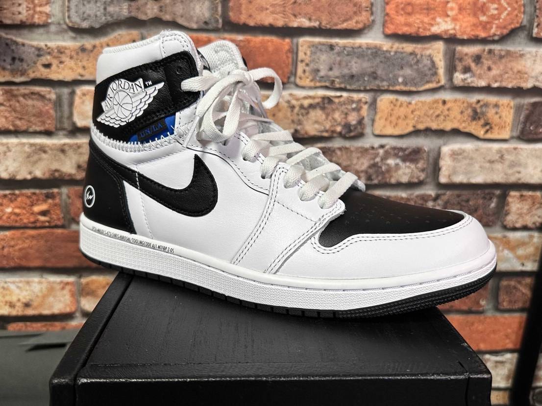 ヒモを通した投稿が少ないのでヒモ4種類を全て通した画像投下し