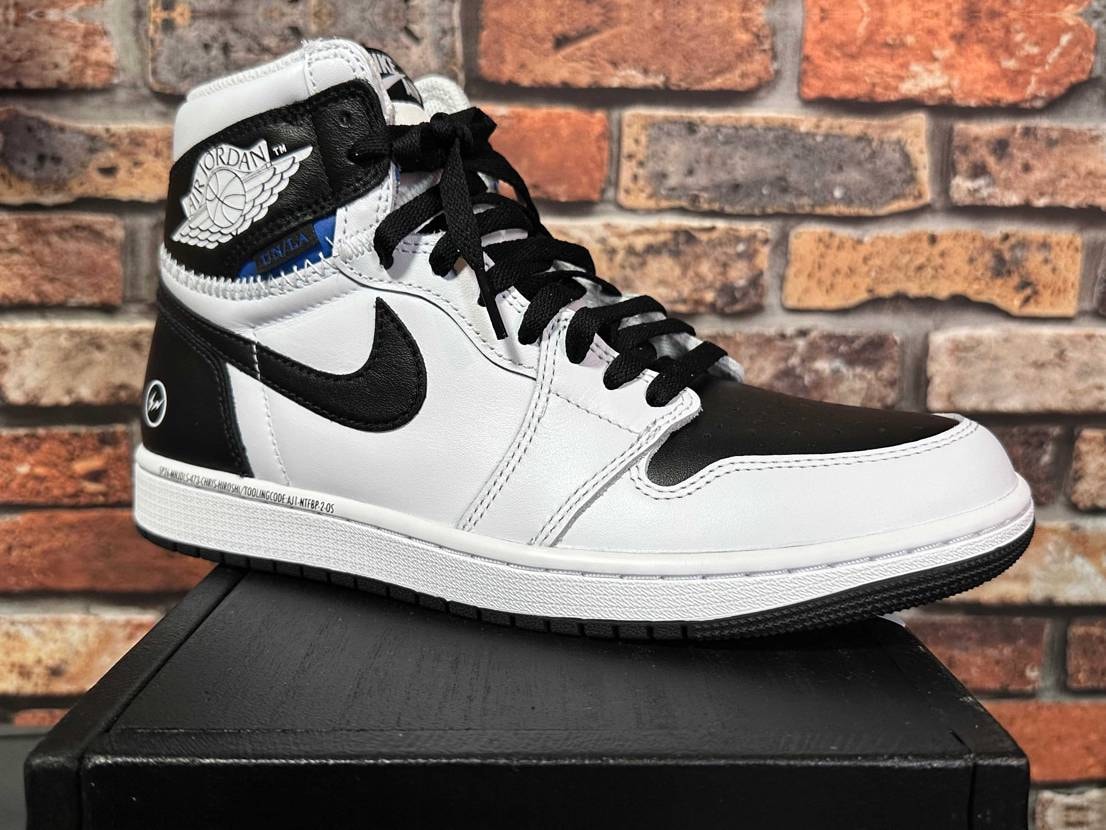 ヒモを通した投稿が少ないのでヒモ4種類を全て通した画像投下し