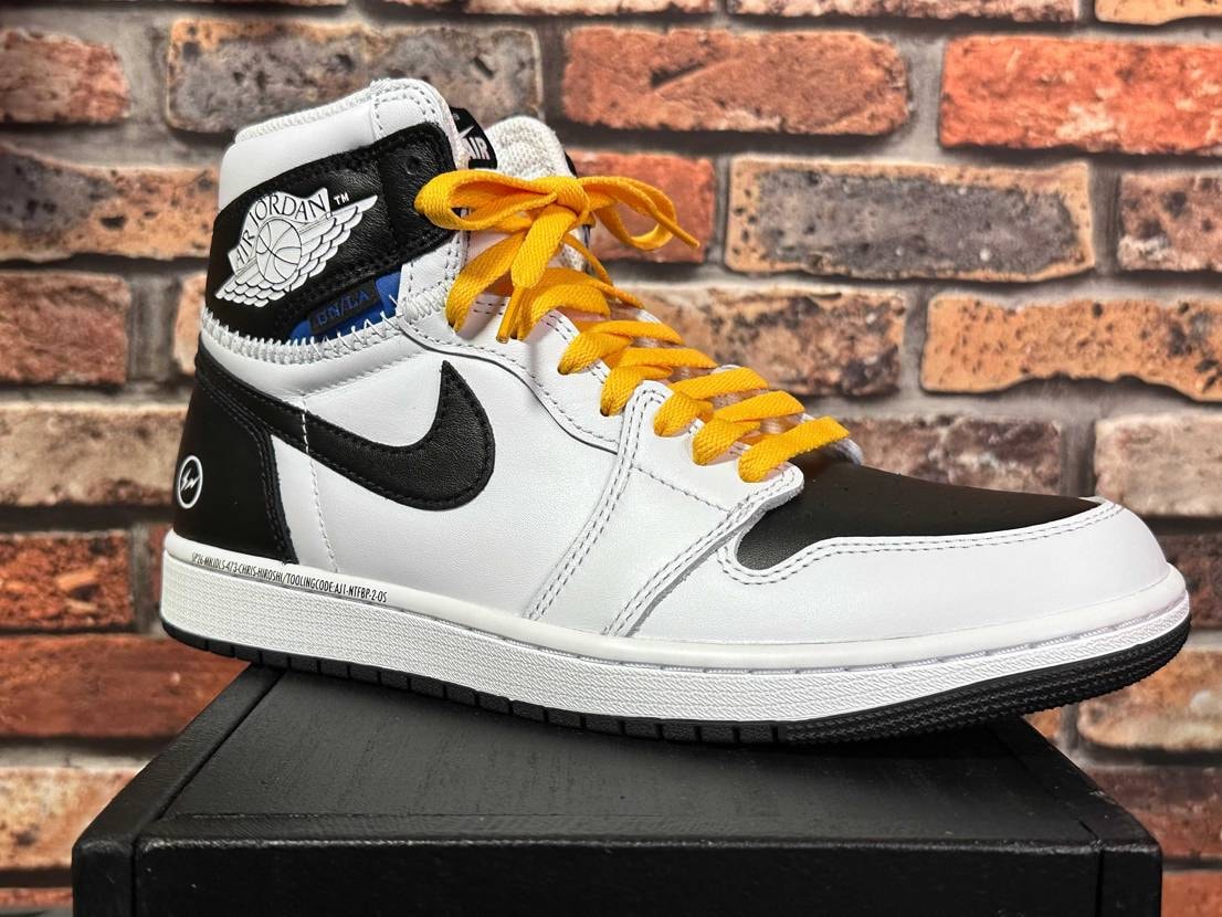 ヒモを通した投稿が少ないのでヒモ4種類を全て通した画像投下し