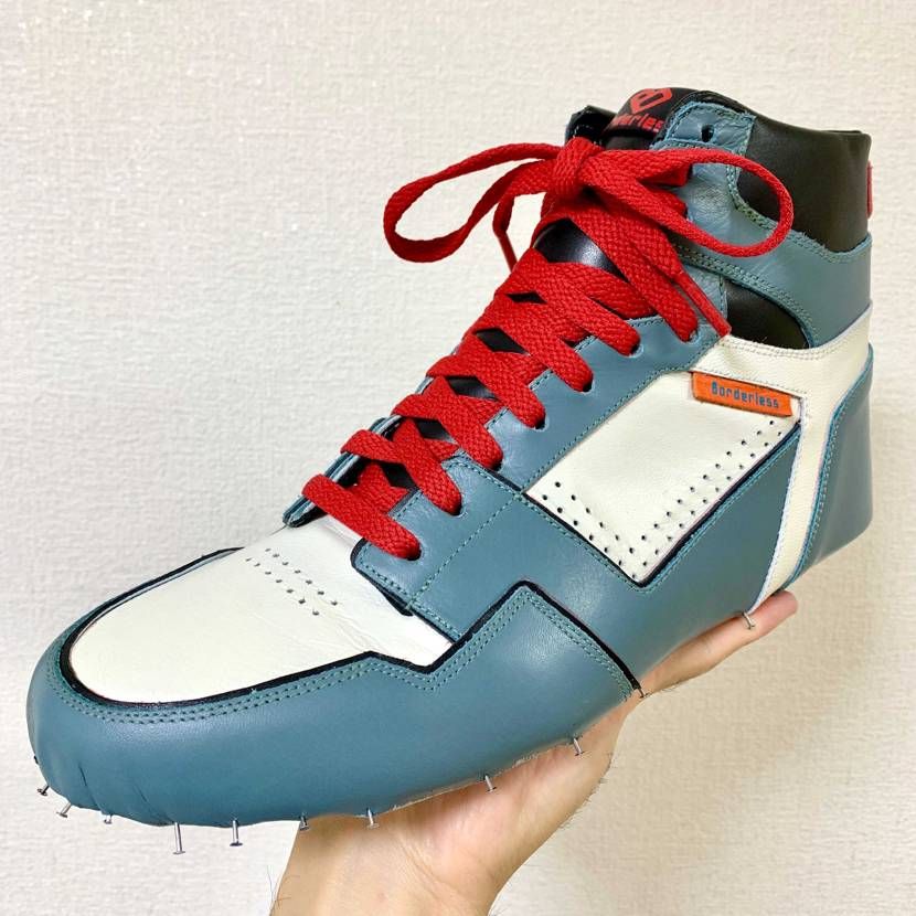 左足のラスティング中👍トゥのパイピングデザインのせいで革が厚くなり包み込みの難易