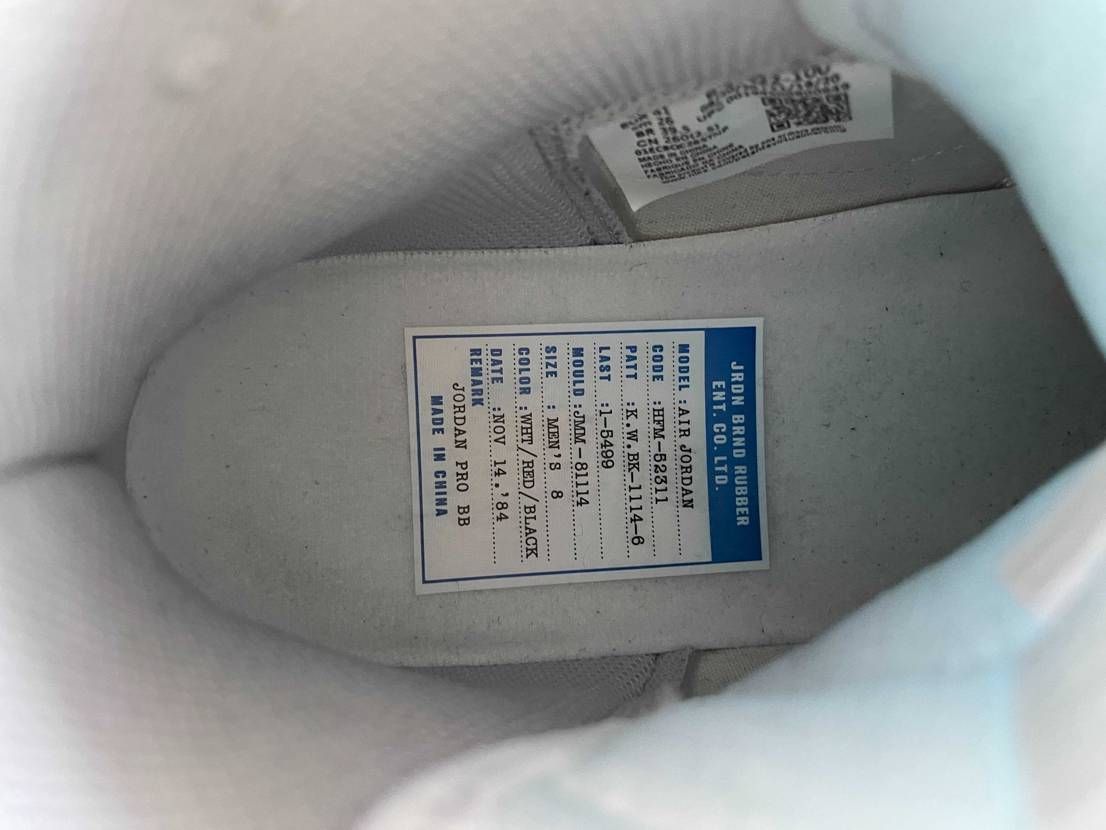 メルカリでニュートラルグレーを買いました。
一枚目が購入したもので、2枚目がネ