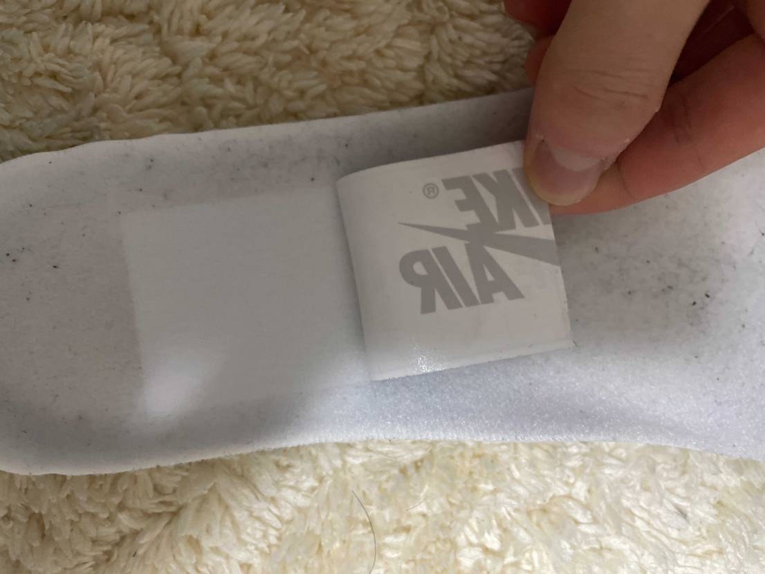 メルカリでニュートラルグレーを買いました。
一枚目が購入し