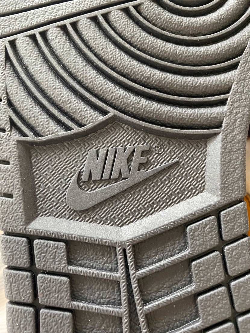 初ああジョーダン1をスニーカーダンクで買ってのですが教えて欲しいです。。。
1