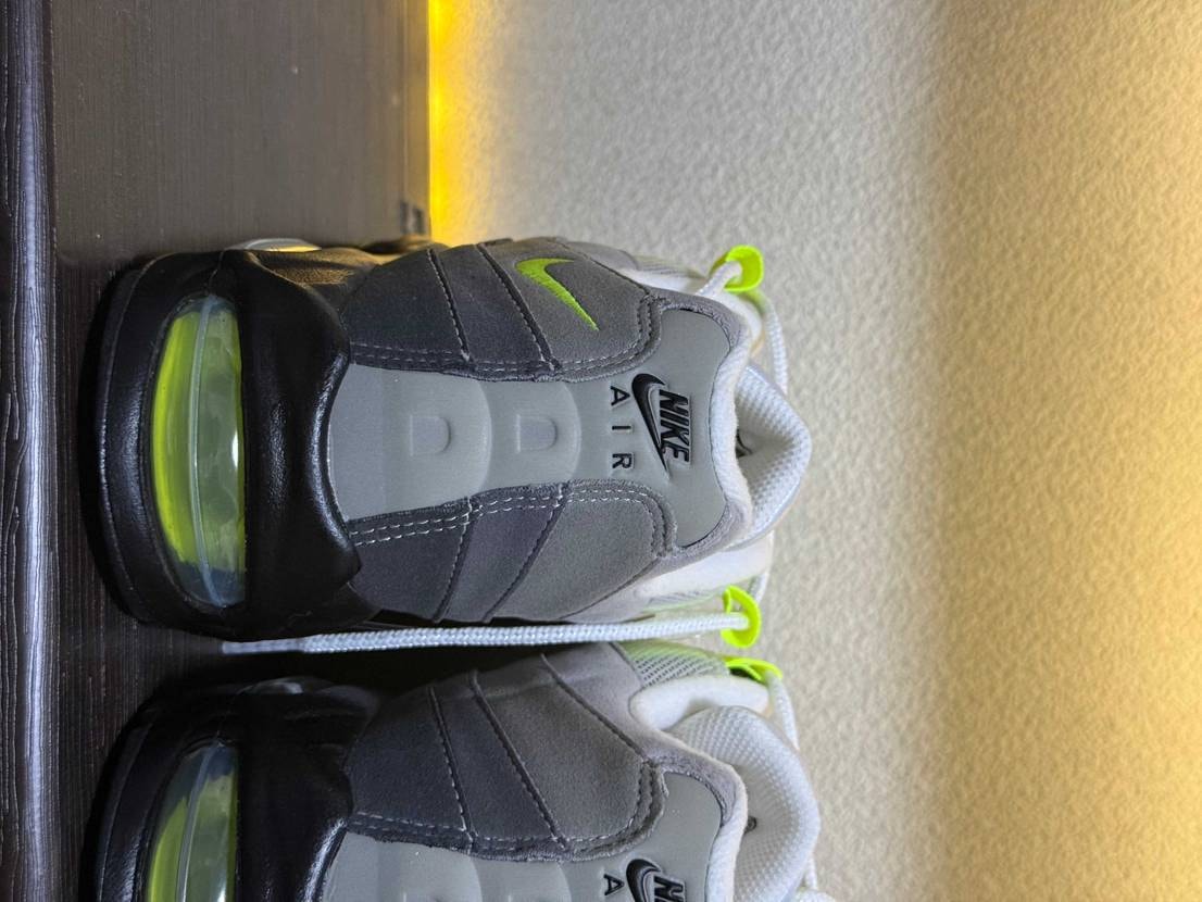 NIKE.comで抽選で当たったんですが
左靴のヒール上のかかと部分が左に結構