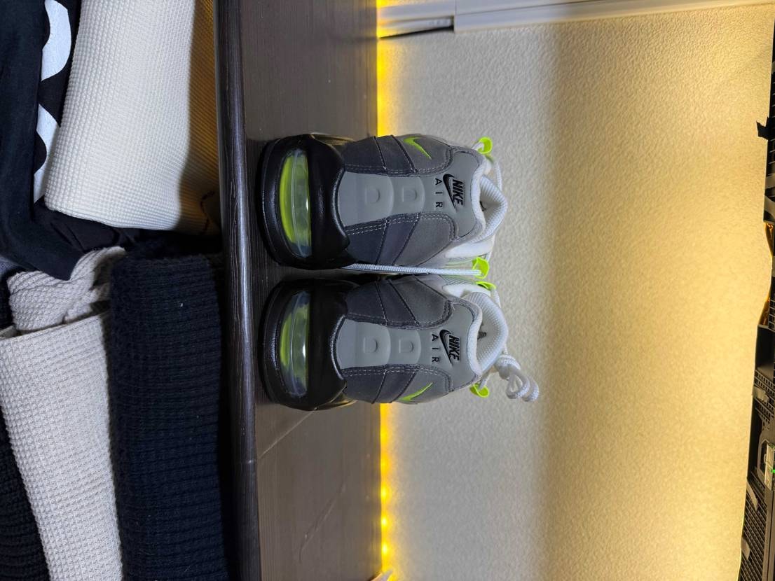 NIKE.comで抽選で当たったんですが
左靴のヒール上の