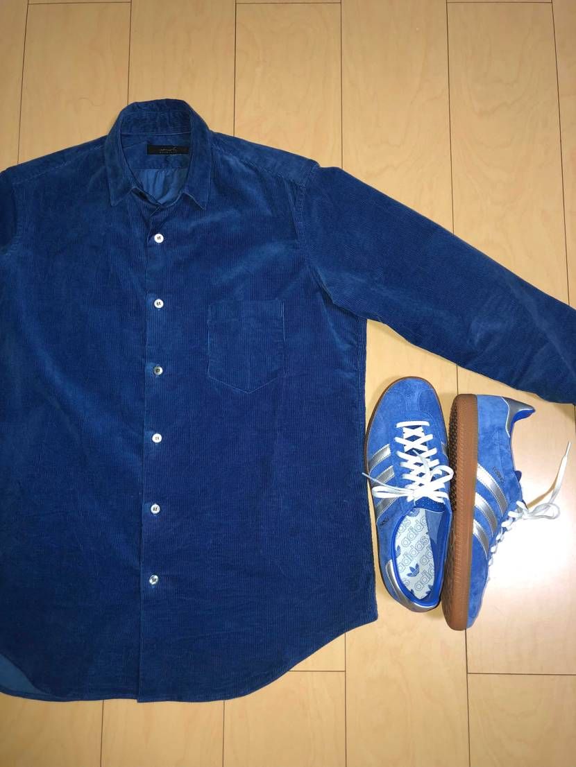 あまりの発色の良さに買ってしまったsemohのブルーのコーデュロイシャツ
青系
