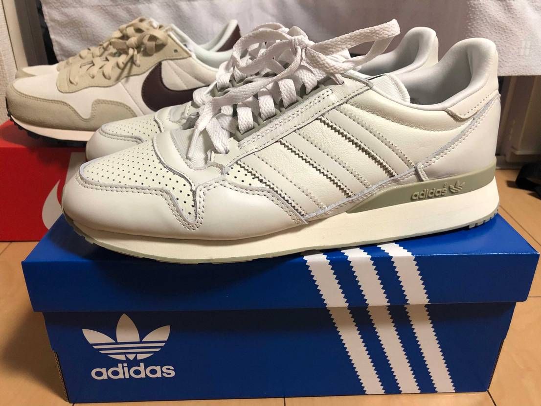 レトロランニング系を二足買いました。
どちらもミニマルな配色で洋服に合わせやす