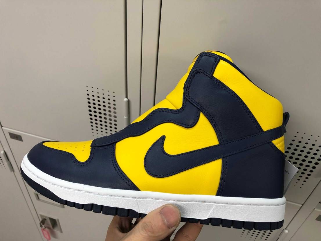 朝に投稿したNike×sacaiのdunkミシガンをシューホールを作って紐をとり