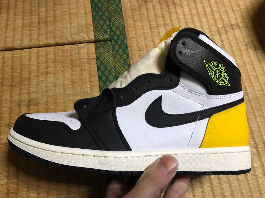 昨日届いた AJ1 volt gold 早速イエローの部分をブラックに塗ってみま