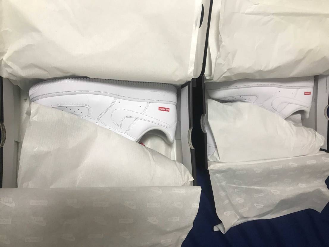 店舗で購入して今見たらどっちもホワイトやった...どないなっとんねん...