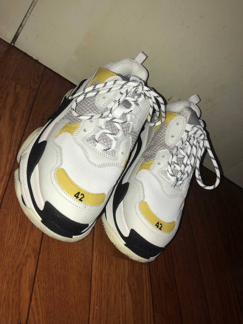 今回はじめての投稿は最近買いました、Balenciaga triple s のD