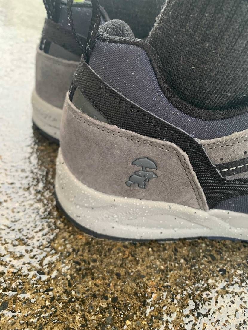 雨だったので、KnirpsコラボのKarhu Fusion2