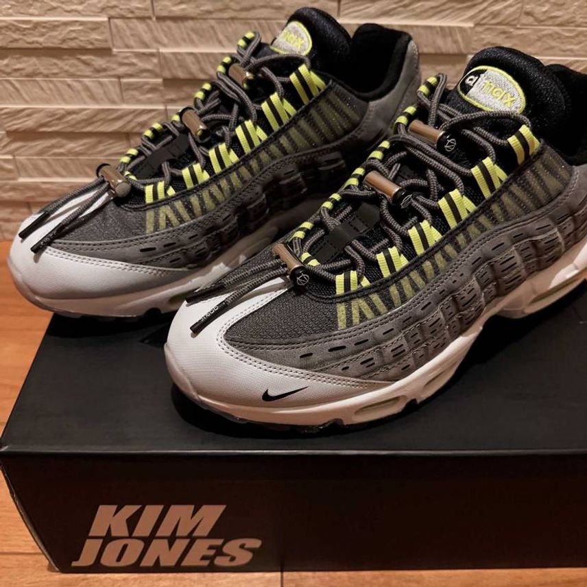 深夜の靴紐いじり。
99%IS-の紐にしたら、
ただでさえ「虫っぽい🐛」(