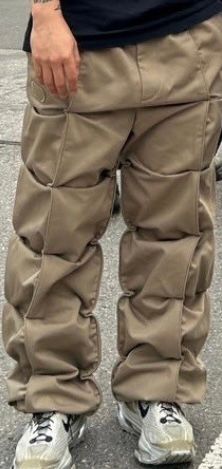 このパンツとスニーカーの詳細教えてください🥺🙇🏻‍♀️🙇🏻‍♀️