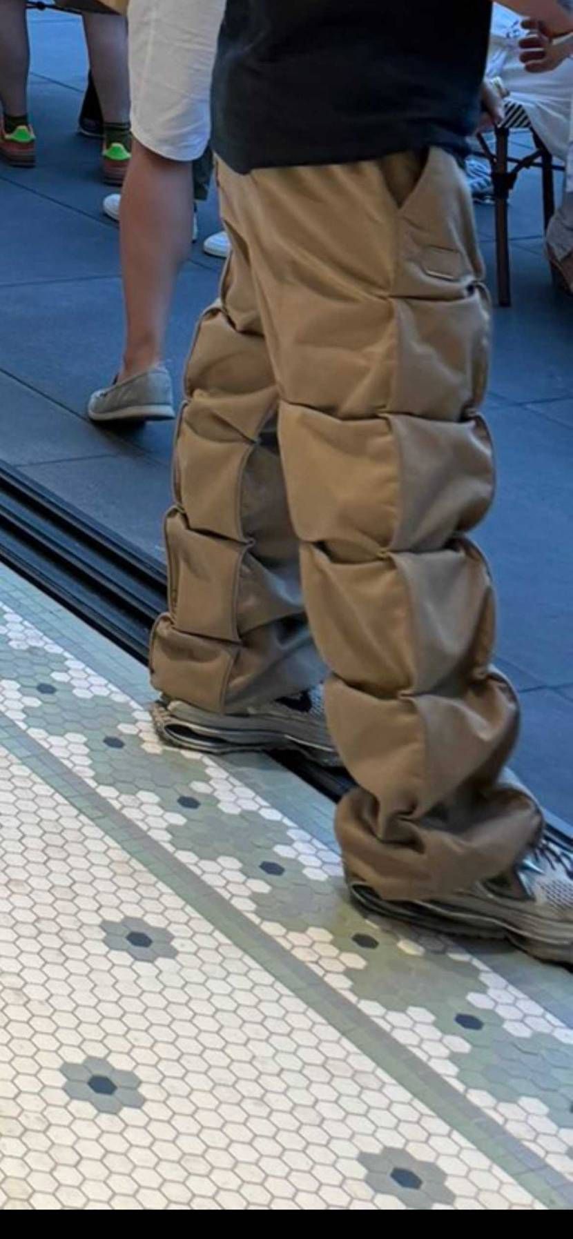 このパンツとスニーカーの詳細教えてください🥺🙇🏻‍♀️🙇🏻‍