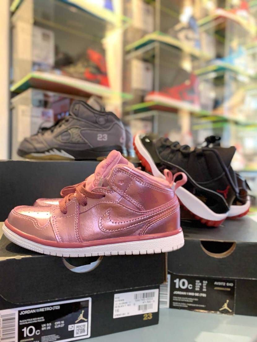 娘用にピンクのAJ1を買ってあげました❗️
ちっこい靴って可愛いすね😃


