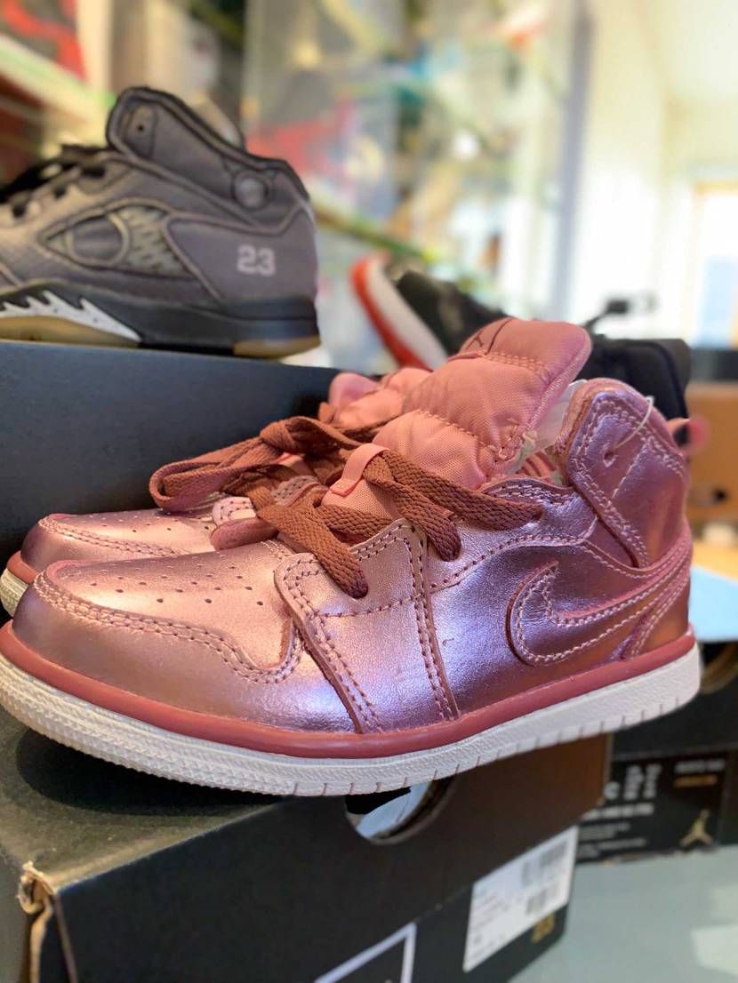 娘用にピンクのAJ1を買ってあげました❗️
ちっこい靴って