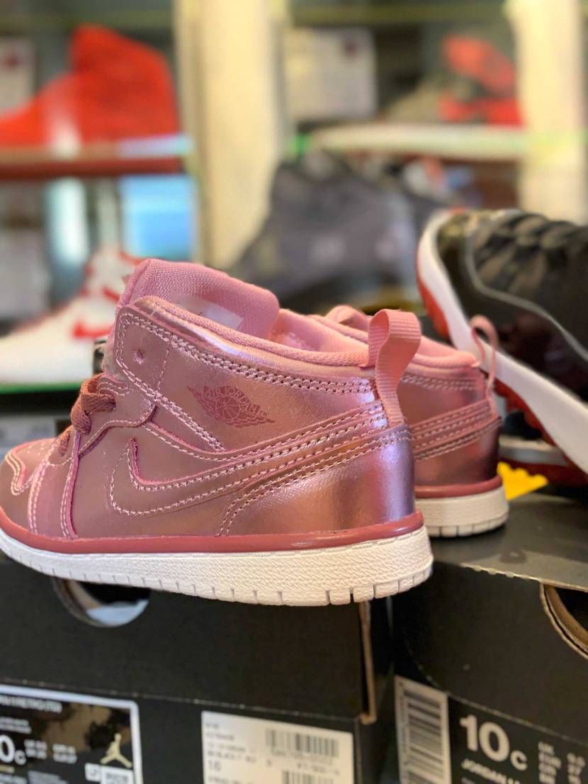 娘用にピンクのAJ1を買ってあげました❗️
ちっこい靴って