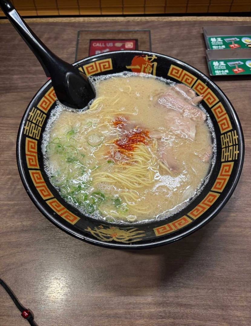 最近スニーカー履いてないもので、こちらに投稿するのは大変恐縮