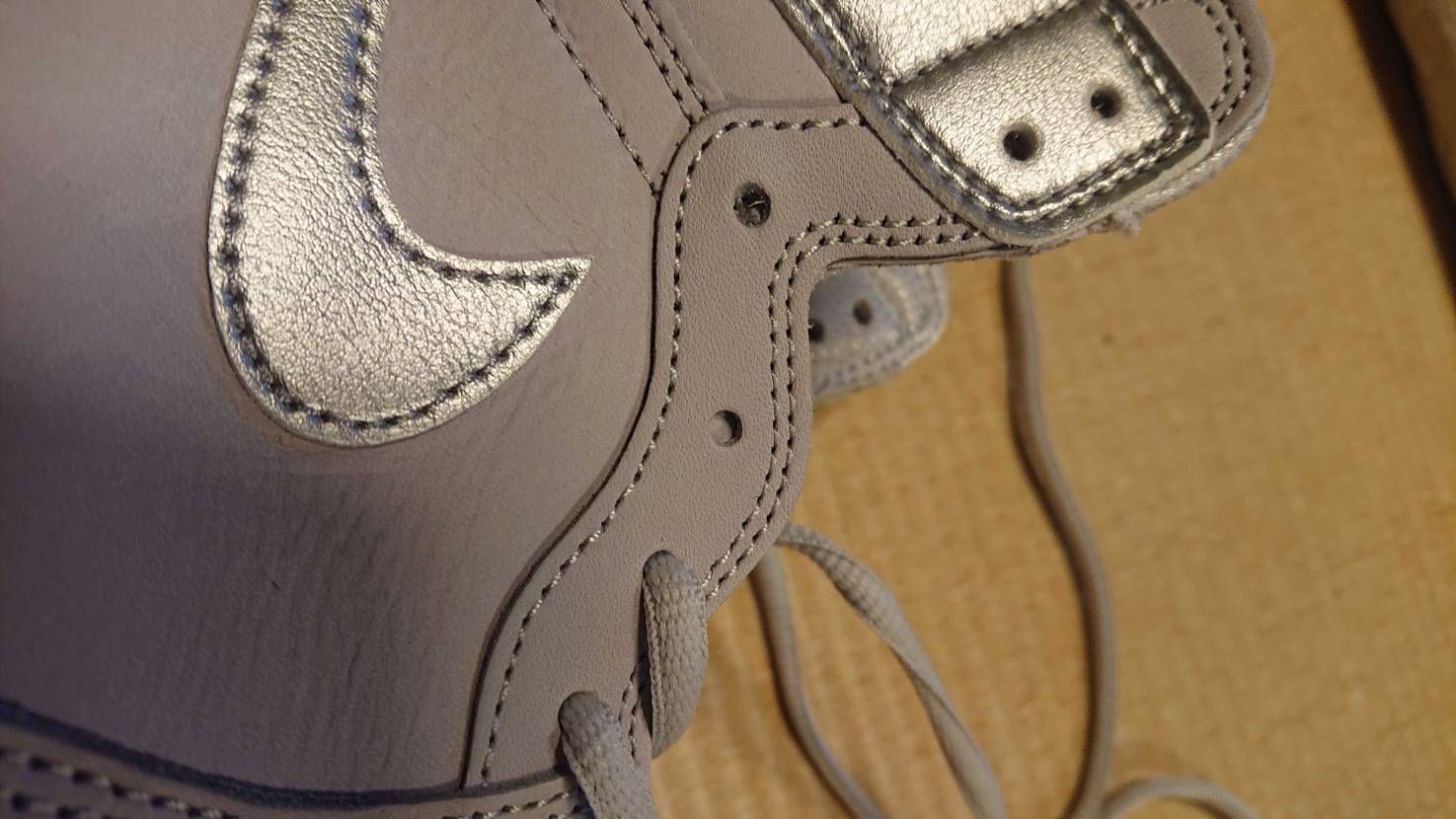 皆さんシューレースホールが貫通していない時どうやって抜いてますか？
千枚通し等で