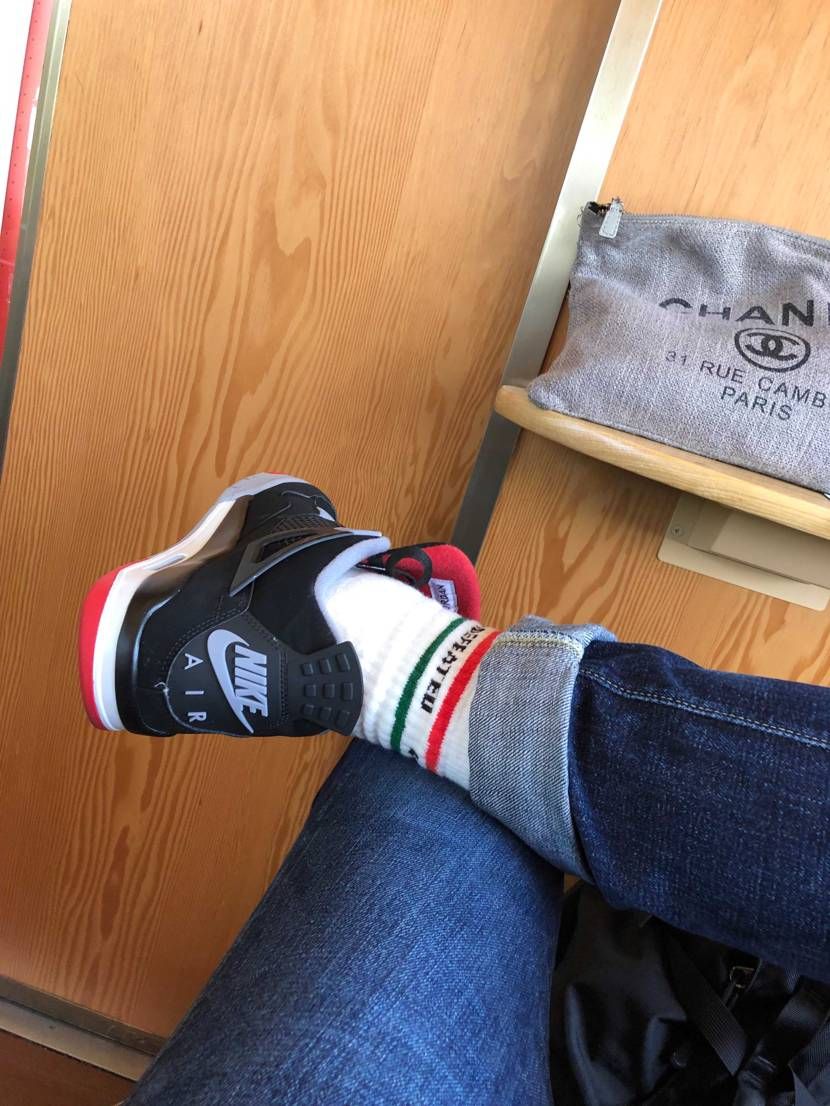 jordan4のカカトのプラパーツはアンクルソックスだとアキレス腱血だらけになる