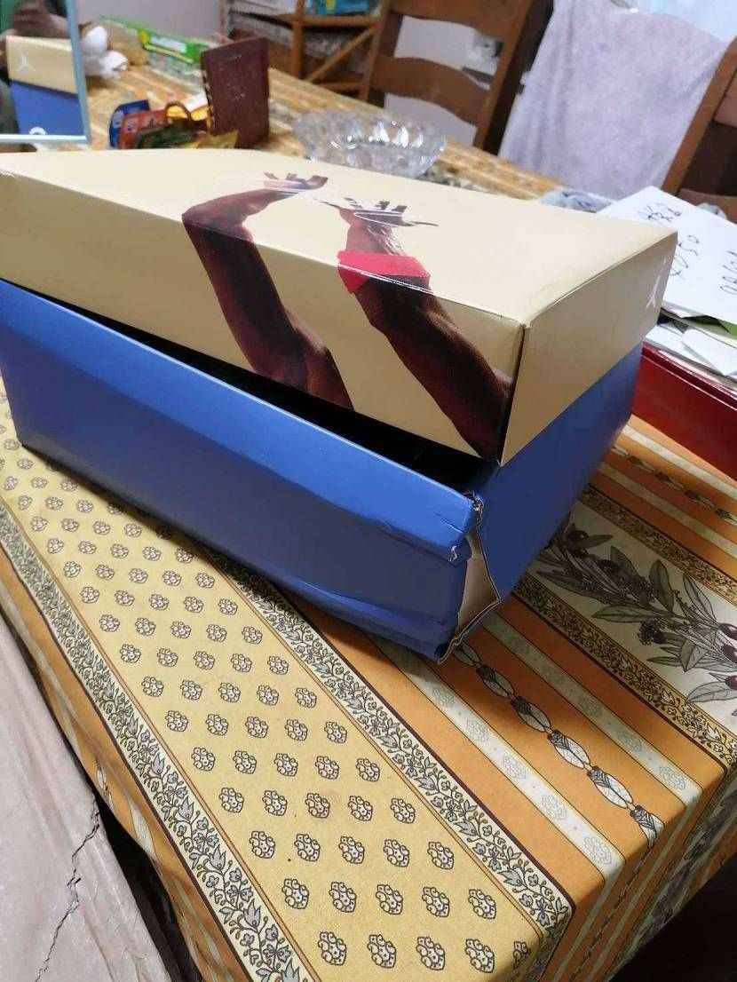 さすが佐川…
よりによって取っておきたい箱に限っていつもより暴れん坊で…
(._