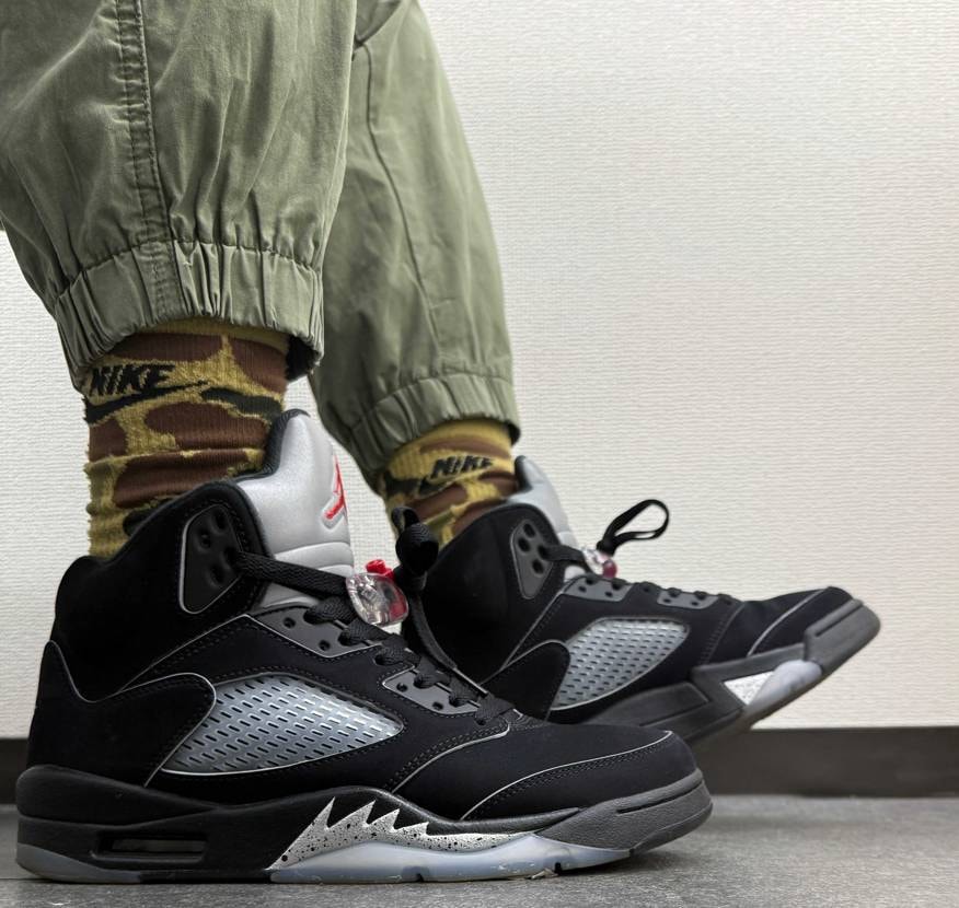 大雨の後の今日は☁️
スエード、ヌバック系の👟を履きたかったので、
AJ5⚫