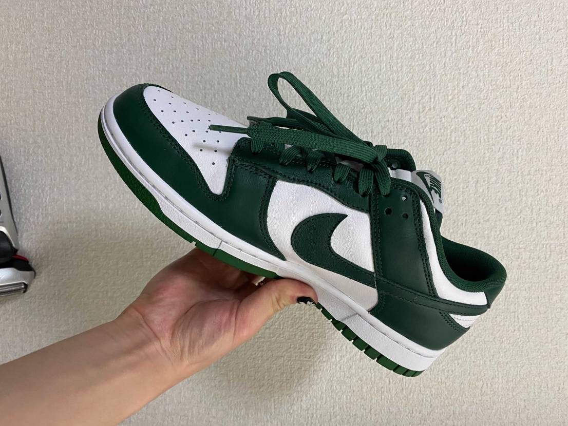 シューレースの白とグリーン
どちらの方がいいと思いますか？