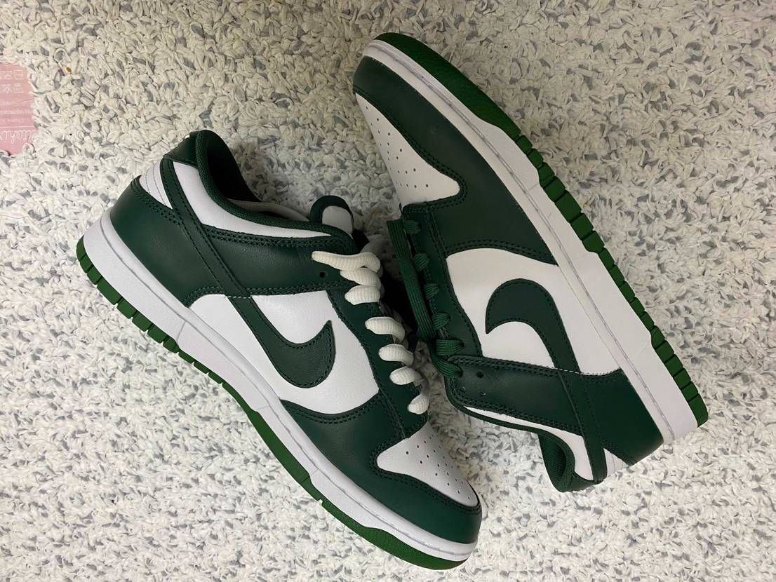 シューレースの白とグリーン
どちらの方がいいと思いますか？