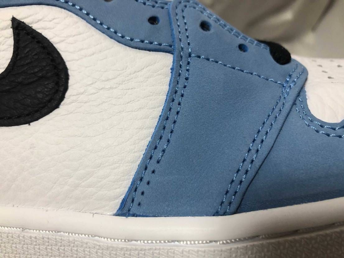 この質感の違いわかりますか？笑
そして縫われてない。笑
これが俗に言うナイキ