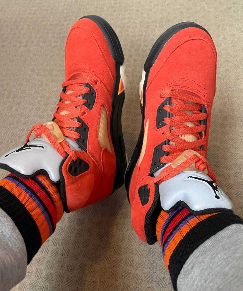 AJ5のダンクオンマーズ、ようやく履き下ろしです。思っていたより明るい朱でよき☺